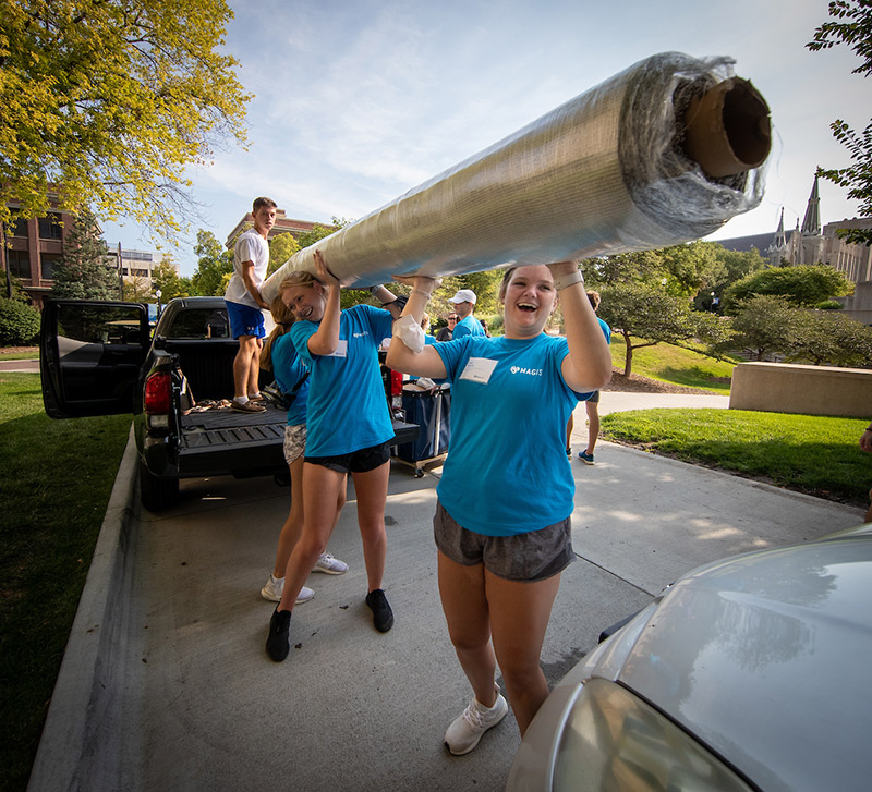 Students move in to the Creighton residence halls on Aug. 13, 2021.