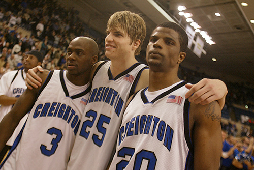 Men's basketball players pose for the final game at the Civic in 2003.