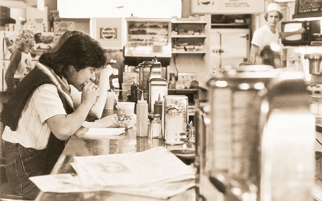 Student eats at Beal's.