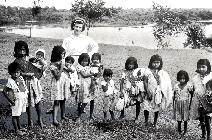 Jan Maly with children from the Mundurucu tribe.
