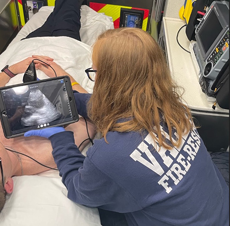 Emma Zeratsky, BSEMS'21, uses the POCUS
