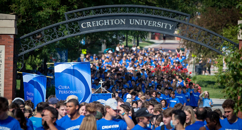 Students walk along the Mall for Welcome Week.
