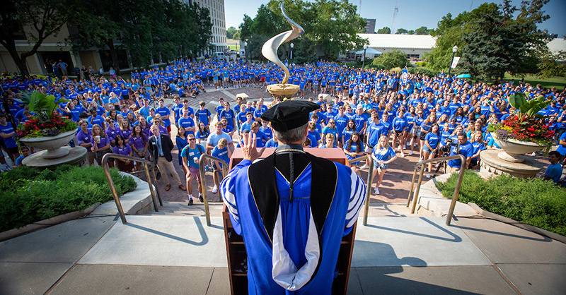 Students walk along the Mall for Welcome Week.