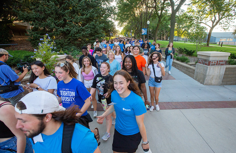 Students walk along the Mall for Welcome Week.