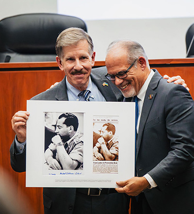 Kelly presenting Rosenbaum with a photo gift at Kaimen Dedication Ceremony