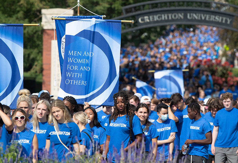 Students walk along the Mall for Welcome Week.