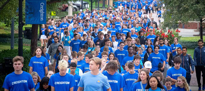 Students walking the Mall during Welcome Week
