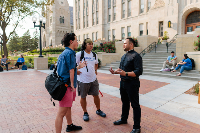 Jesuit speaks with students.