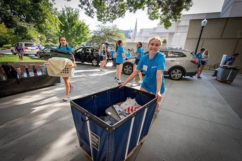 Students move in to the Creighton residence halls on Aug. 13, 2021.