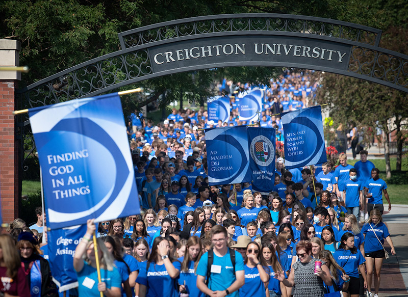 Students walk along the Mall for Welcome Week.