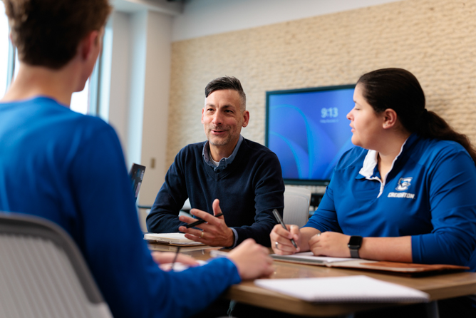 Nathan Preheim, director of the Greisch Center for Enterprise Value, speaks with student entrepreneurs.
