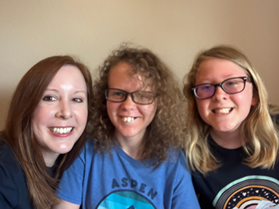 Lindsey Larsen with daughters