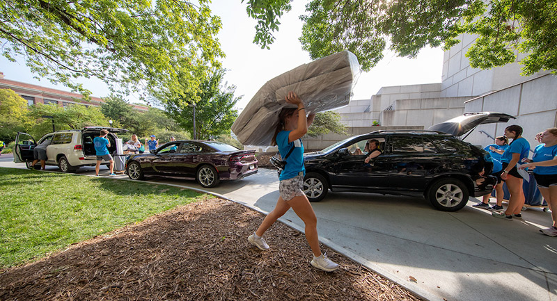 Students move in to the Creighton residence halls on Aug. 13, 2021.