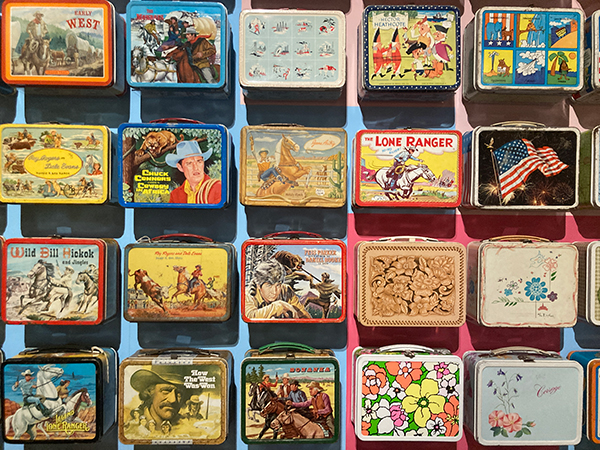 Images of Western lunchboxes.