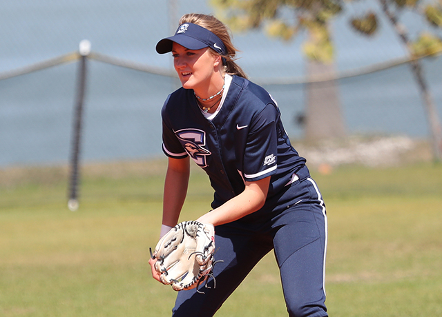 Kaitlynn Hunt playing softball