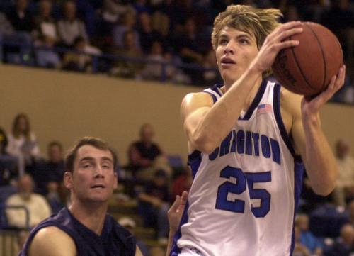 A photo of Kyle Korver playing basketball during college