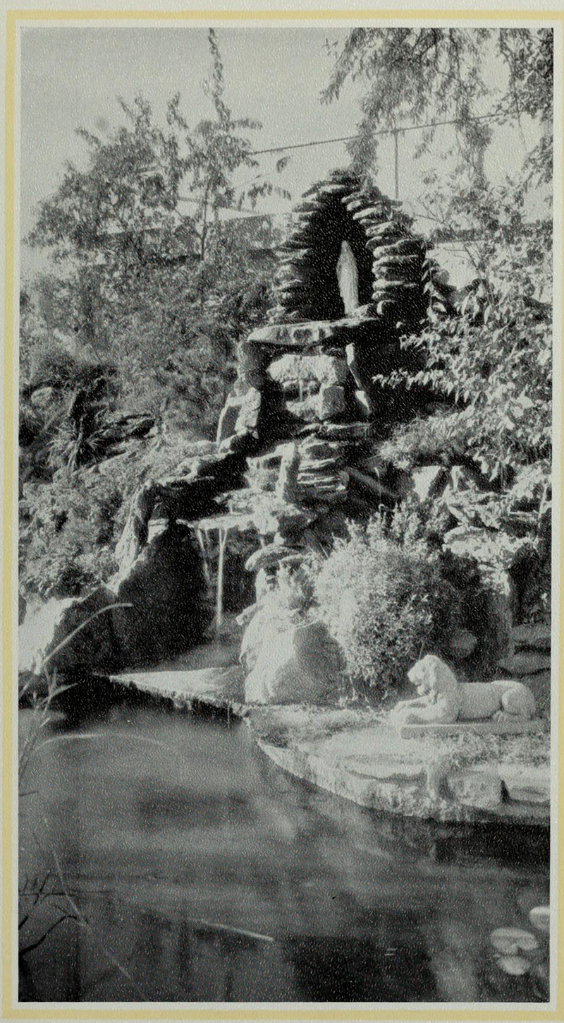 Image of the shrine and pond