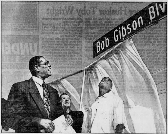 Gibson with Omaha Mayor Hal Daub and Gibson's son, Chris, at the unveiling of Bob Gibson Boulevard.