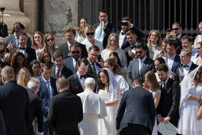 Andrew and Megan Ronnfeldt receive a marriage blessing from Pope Leo at the Vatican.