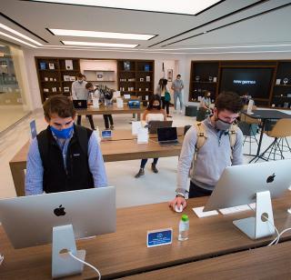 Students in the iJay store on Creighton's campus