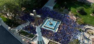 Students gathered around fountain at Welcome Week