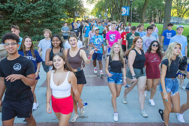 Students walk along the Mall for Welcome Week.